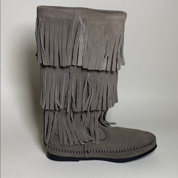 Women’s size 6 Minnetonka Grey Fringe boots - Picture 2 of 7